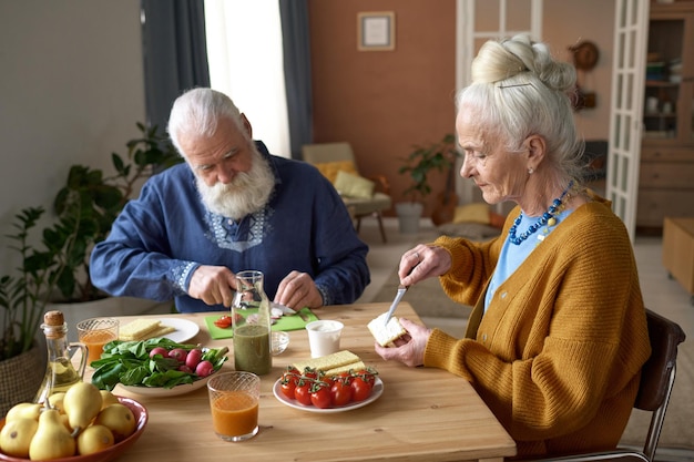 Photo famille âgée prenant son petit déjeuner ensemble