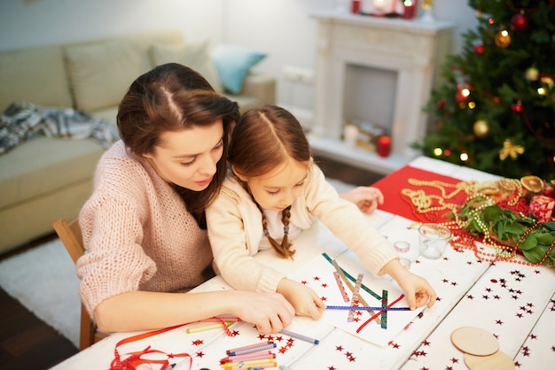 Famille aimante faisant la décoration de Noël