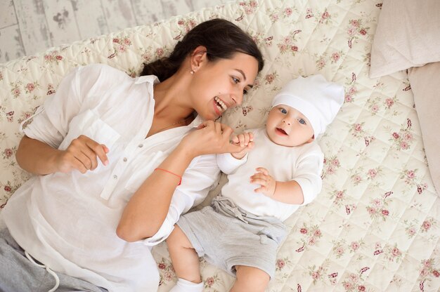 Famille aimante heureuse. Jeune maman joue avec son petit garçon