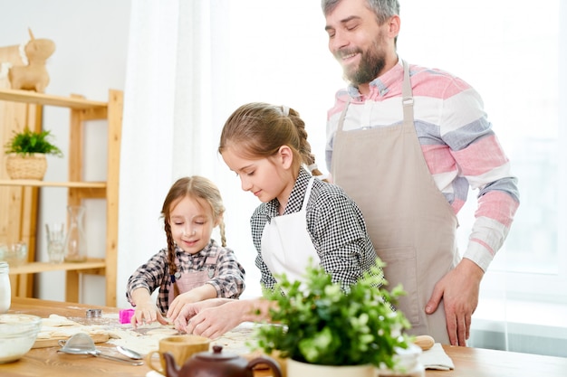 Famille aimante, préparer des biscuits savoureux