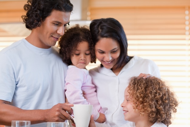 Photo famille aime prendre le petit déjeuner ensemble