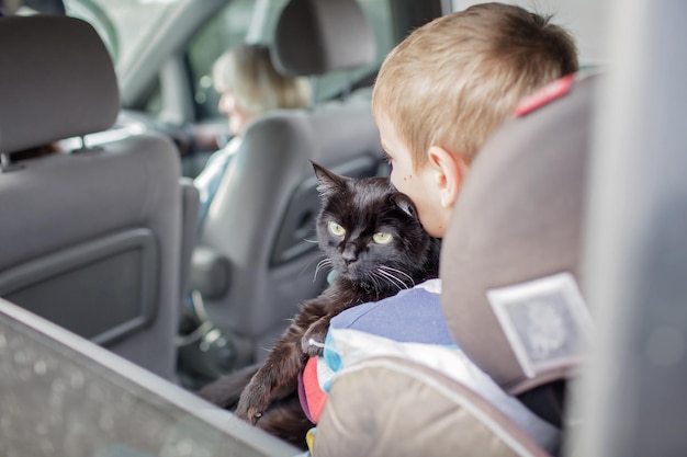 Famille d'aînés et d'enfants réfugiés ukrainiens fuyant la guerre contre la russie avec un animal de compagnie