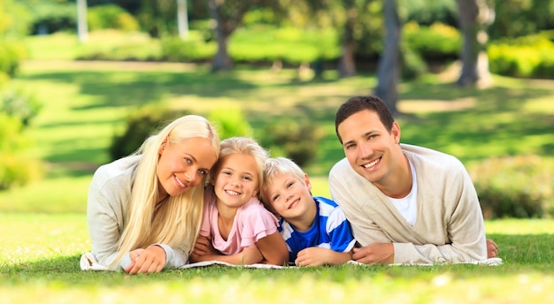 Famille allongée dans le parc