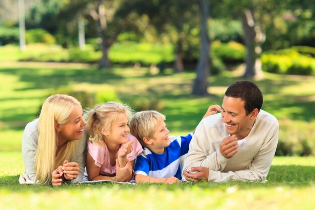 Famille allongée dans le parc