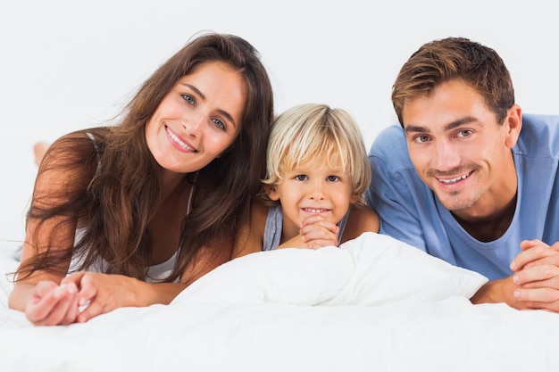 Famille allongée sur un lit ensemble