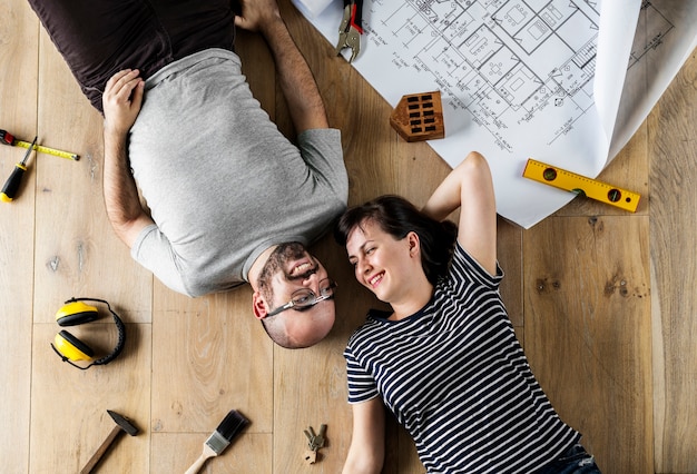 Famille allongée sur le plancher en bois