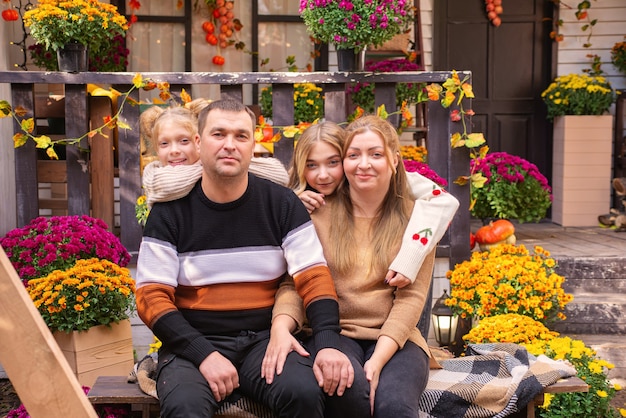 famille amicale heureuse avec des enfants marchant ensemble en automne halloween