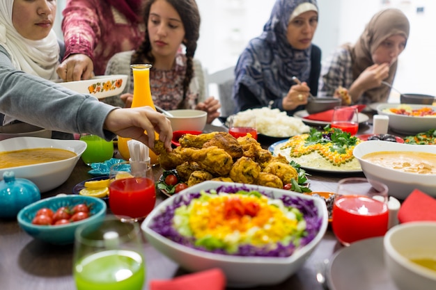 Famille et amis réunis à la maison pour dîner