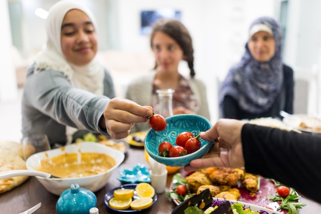 Famille et amis réunis à la maison pour dîner