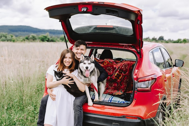 Famille avec des animaux dans la nature sur le fond de sa voiture