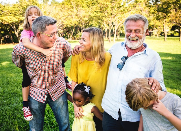 Famille appréciant la compagnie de l&#39;autre