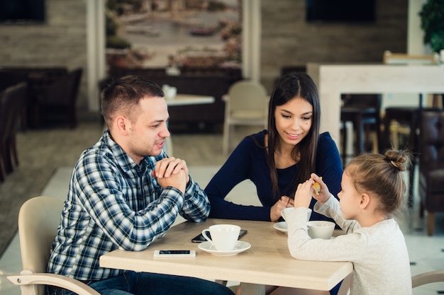 Famille, apprécier, thé, café, ensemble