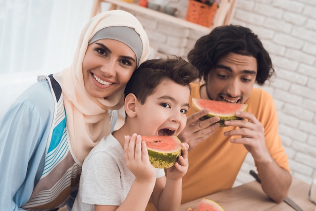 La Famille Arabe Mange Une Pastèque Dans Sa Cuisine.