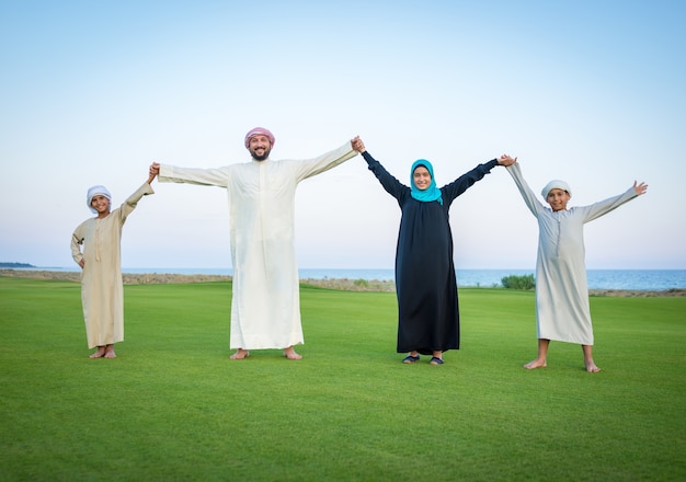 Famille arabe sur le pré vert dans la nature