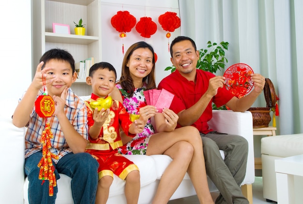 Une famille asiatique célèbre le nouvel an chinois
