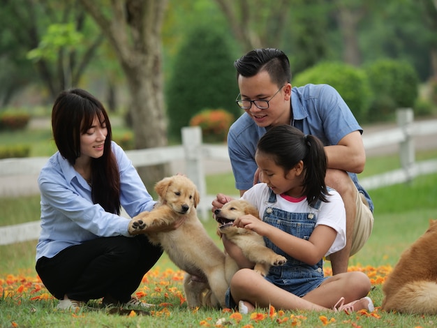 Famille asiatique avec chien dans le parc