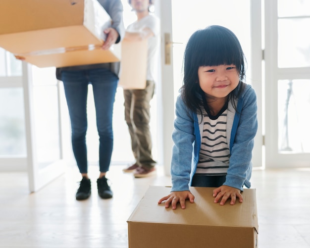 Famille asiatique déménageant dans une nouvelle maison