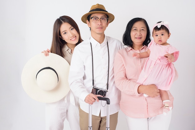 Une famille asiatique heureuse est prête à voyager