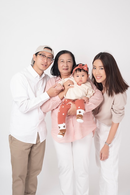 Famille asiatique heureuse sur mur blanc