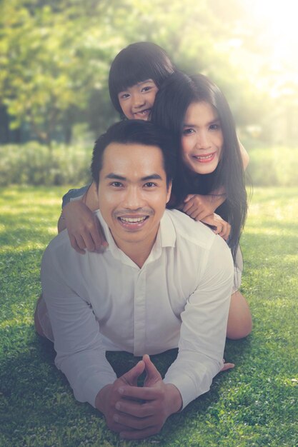 Une famille asiatique heureuse profitant du printemps ensemble dans le parc de la ville.