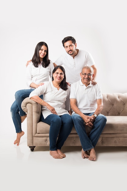 Famille asiatique indienne assise sur un canapé ou un canapé sur fond blanc