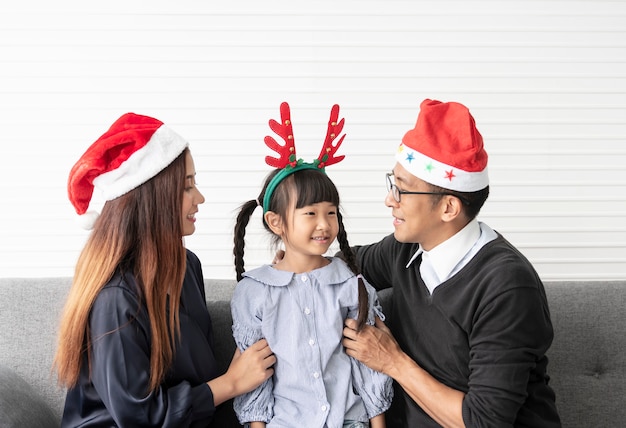 Famille asiatique mère et père avec célébration fille joyeux Noël ensemble