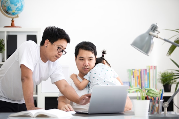 Famille asiatique et petite fille