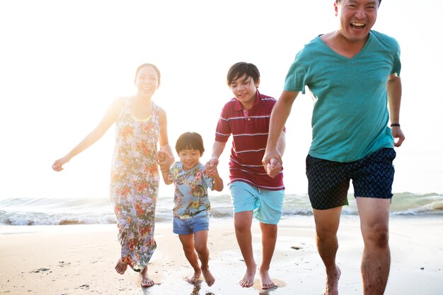 Famille asiatique à la plage