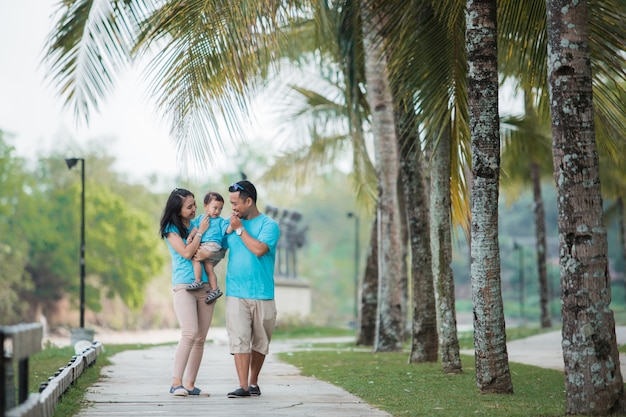 Famille asiatique en plein air