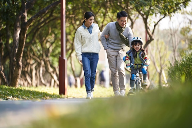 Une famille asiatique profitant d'une activité en plein air dans un parc de la ville.
