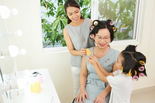 Famille asiatique se préparant pour les vacances