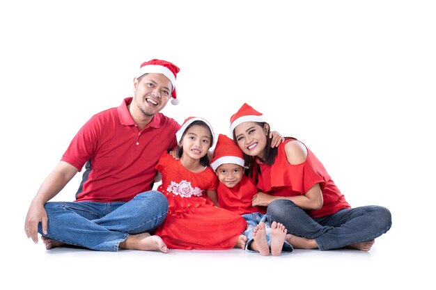 Famille asiatique Smiley avec des chapeaux de Noël