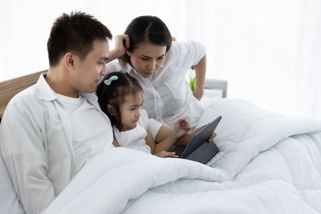 Photo famille asiatique avec une tablette numérique