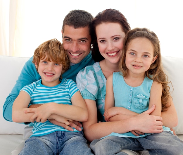 Famille assis sur le canapé ensemble