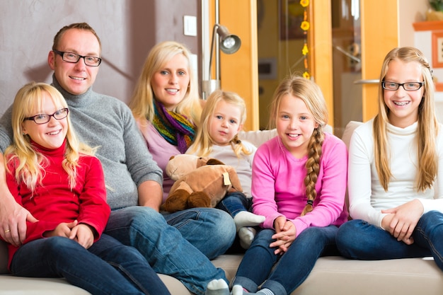 Famille assis sur un canapé