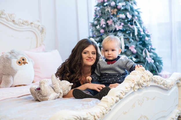 Famille assis ensemble dans un décor de Noël