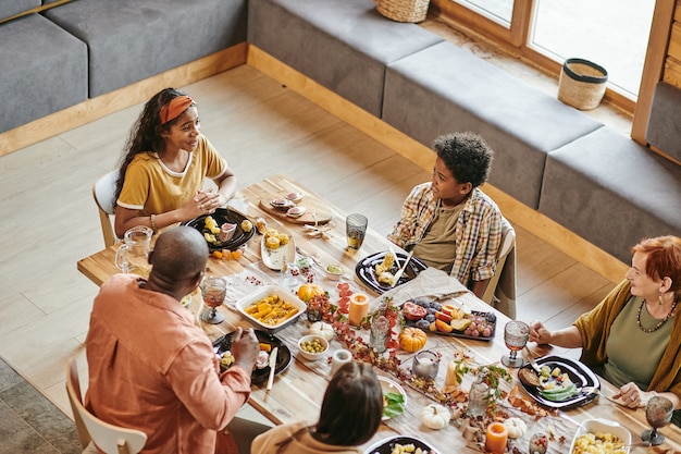 Famille assise à table à manger de vacances