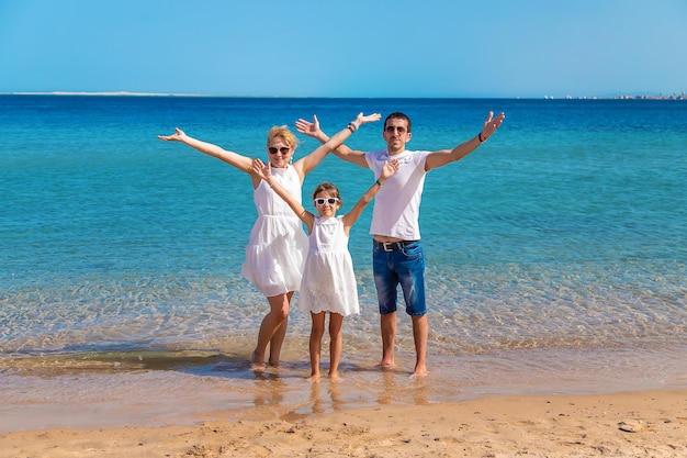 Famille au bord de la mer