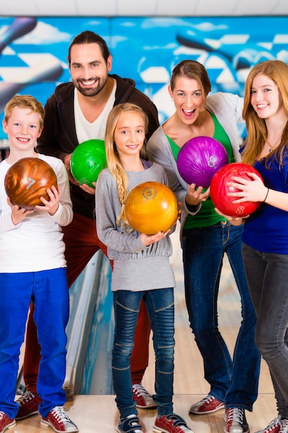 Famille au centre de bowling