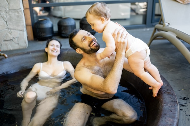 Famille au spa avec un jeune bébé