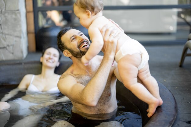 Famille au spa avec un jeune bébé