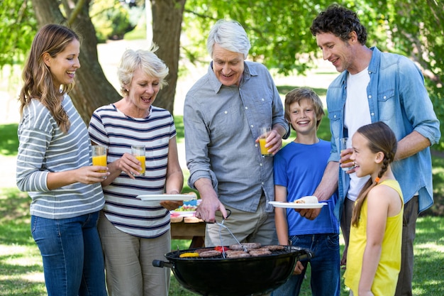 Famille ayant un barbecue