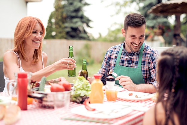 Famille ayant un barbecue