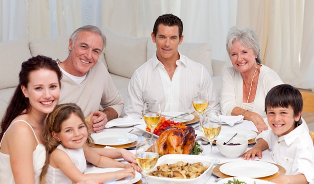 Famille ayant un dîner ensemble à la maison