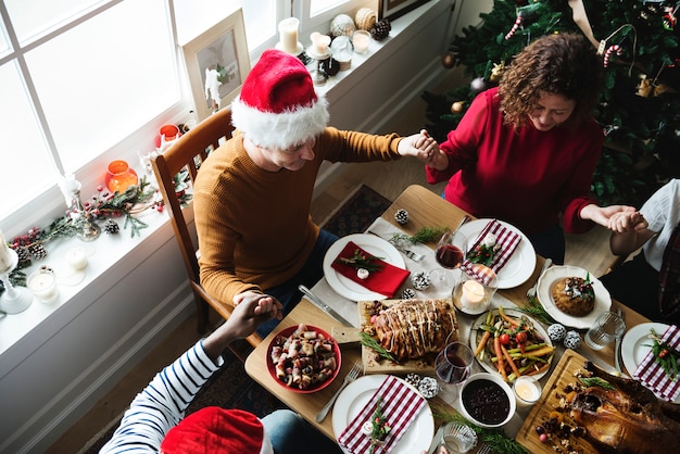 Famille ayant un dîner de Noël