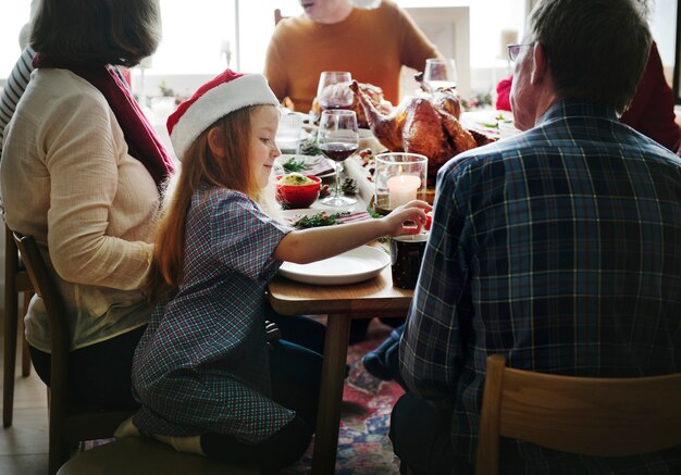 Photo famille ayant un dîner de noël