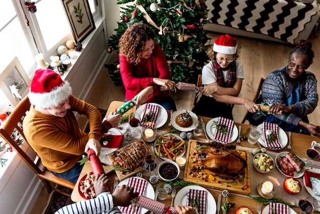 Famille ayant un dîner de Noël