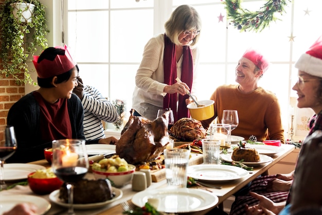 Famille ayant un dîner de Noël