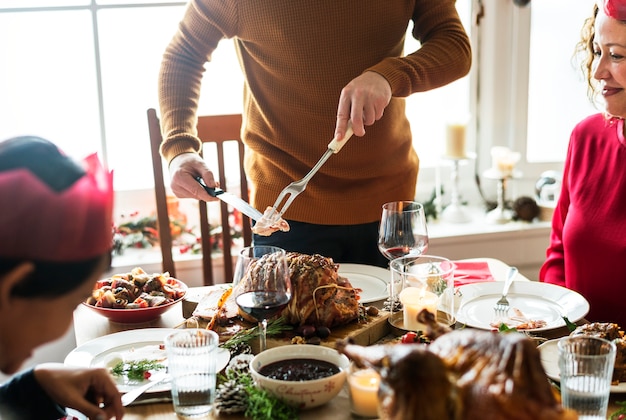 Famille ayant un dîner de Noël