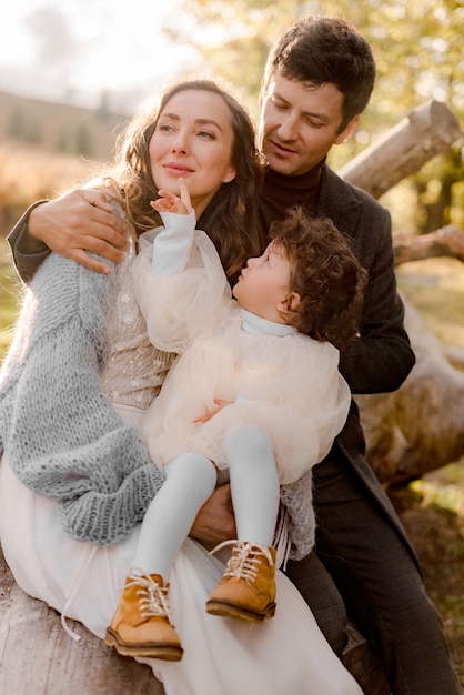 Famille ayant du repos dans le parc d'été